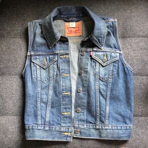 levi’s denim vest, size small
